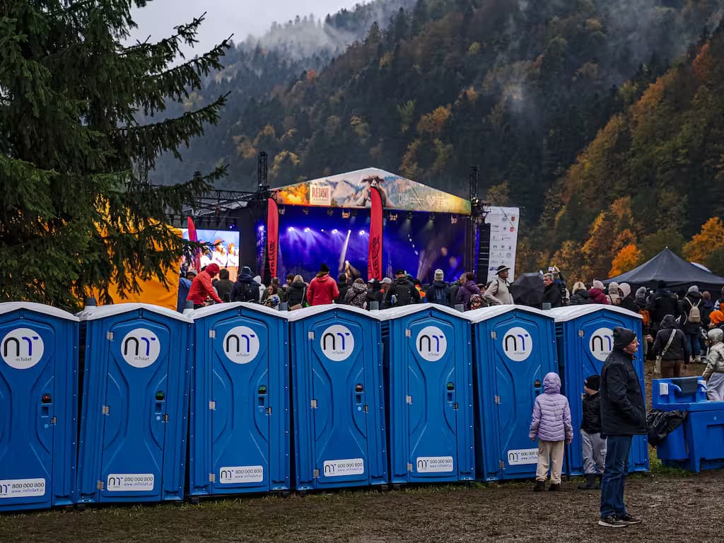 Toalety przenośne na festiwalu plenerowym