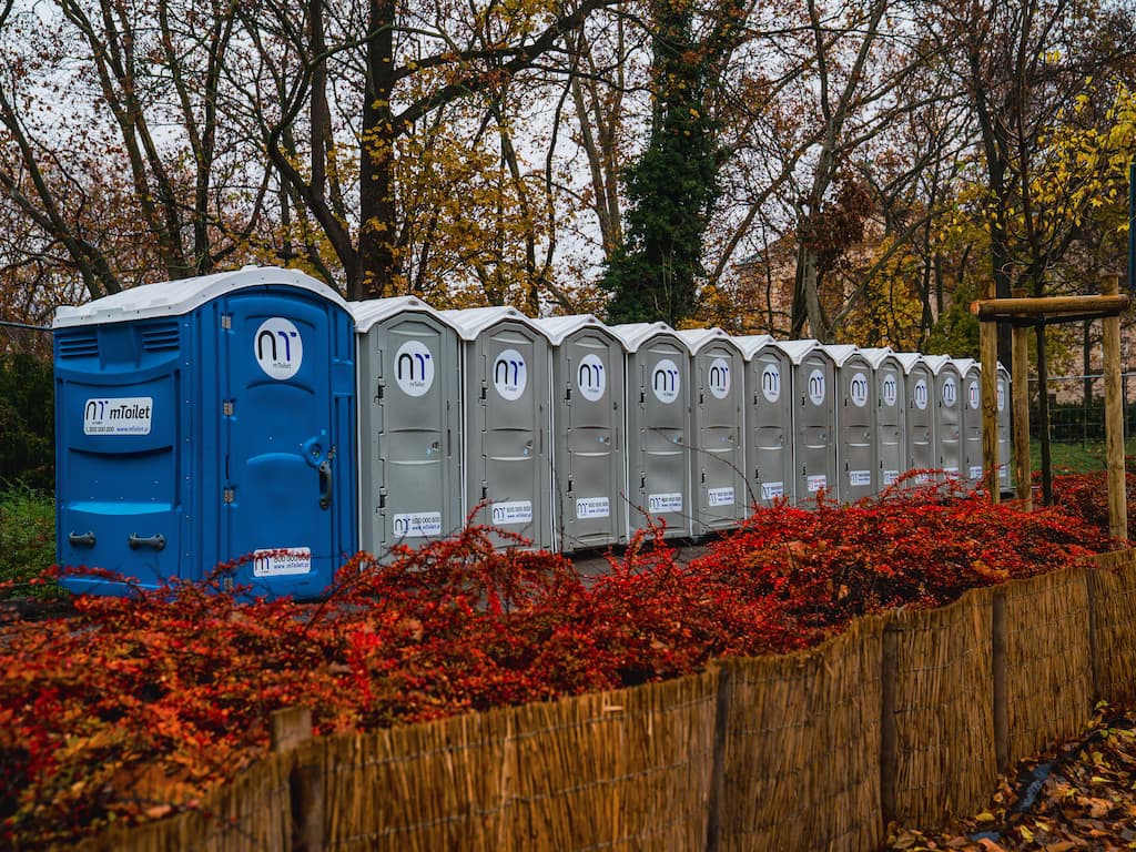 Rząd przenośnych toalet w parku