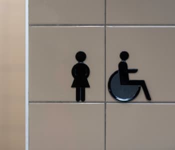 Poradnik: Jak zaplanować toaletę dla niepełnosprawnych?